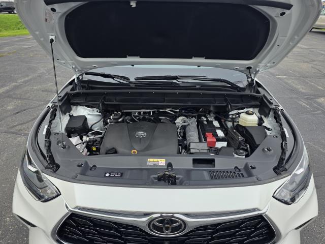 Used 2022 Toyota HIGHLANDER Sedan