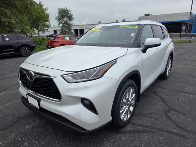 Used 2022 Toyota HIGHLANDER Sedan
